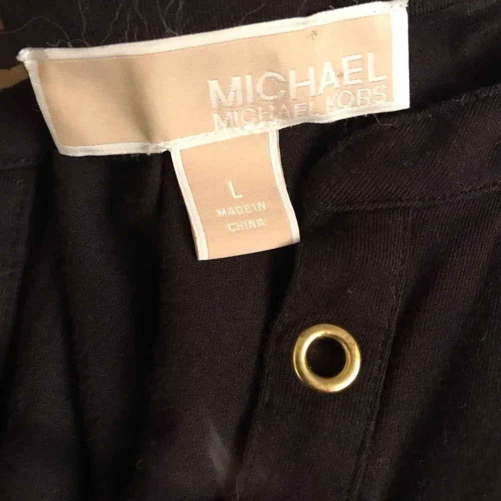 𝅺Micheal Kors black sleeveless V-neck top gold hardware size XL with stretch